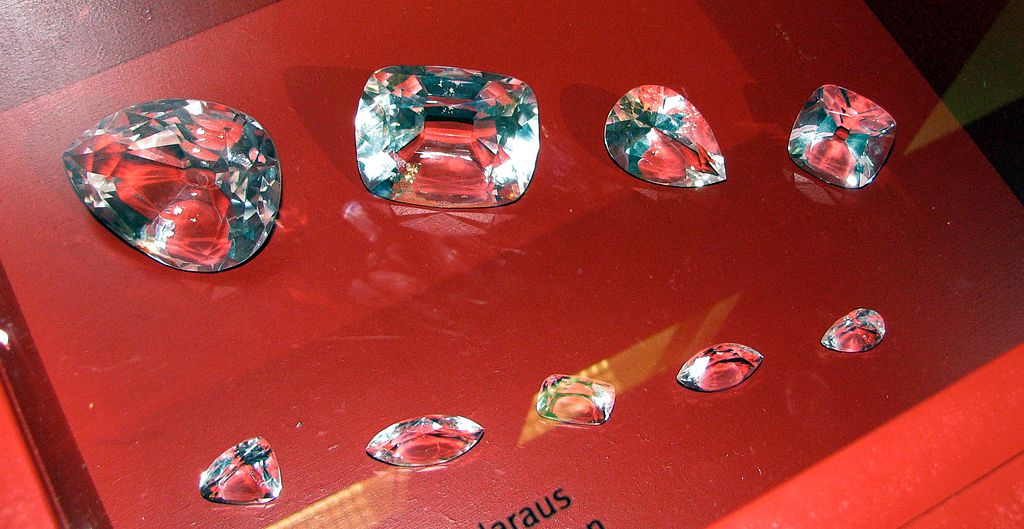 https://upload.wikimedia.org/wikipedia/commons/thumb/8/87/Cullinan_Diamond_and_some_of_its_cuts_-_copy.jpg/1024px-Cullinan_Diamond_and_some_of_its_cuts_-_copy.jpg