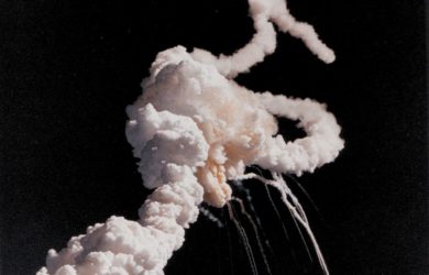 https://upload.wikimedia.org/wikipedia/commons/thumb/9/9f/Challenger_explosion.jpg/1024px-Challenger_explosion.jpg