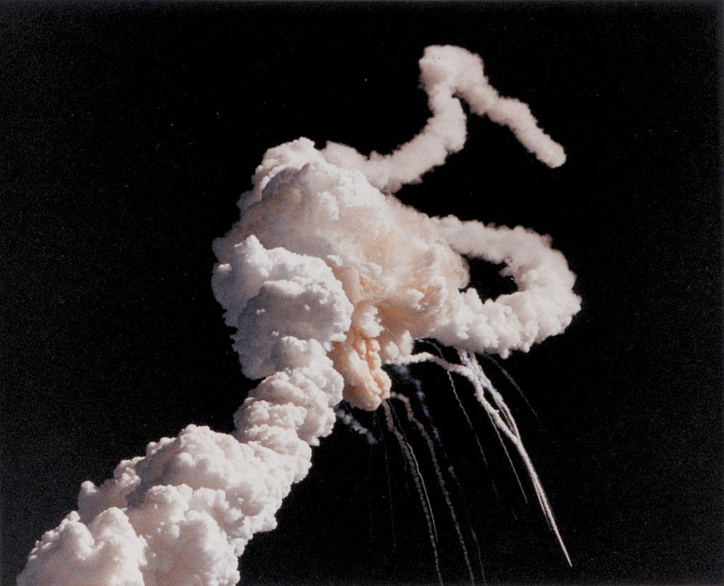 https://upload.wikimedia.org/wikipedia/commons/thumb/9/9f/Challenger_explosion.jpg/1024px-Challenger_explosion.jpg