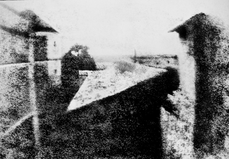 https://upload.wikimedia.org/wikipedia/commons/0/0e/View_from_the_Window_at_Le_Gras%2C_Joseph_Nic%C3%A9phore_Ni%C3%A9pce%2C_uncompressed_UMN_source.png