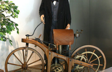 https://upload.wikimedia.org/wikipedia/commons/thumb/5/5a/Daimler-1-motorcycle-1.jpg/800px-Daimler-1-motorcycle-1.jpg