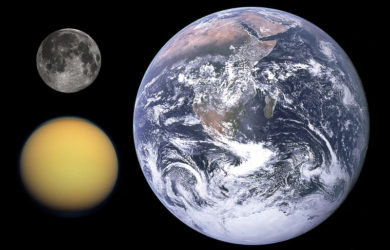 https://upload.wikimedia.org/wikipedia/commons/thumb/b/b4/Titan%2C_Earth_%26_Moon_size_comparison.jpg/800px-Titan%2C_Earth_%26_Moon_size_comparison.jpg