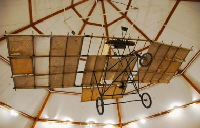 https://upload.wikimedia.org/wikipedia/commons/thumb/e/ee/Pearse_aeroplane_replica%2C_South_Canterbury_Museum-2.jpg/800px-Pearse_aeroplane_replica%2C_South_Canterbury_Museum-2.jpg