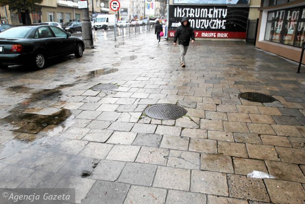 Znalezione obrazy dla zapytania nierÃ³wne chodniki na ulicach