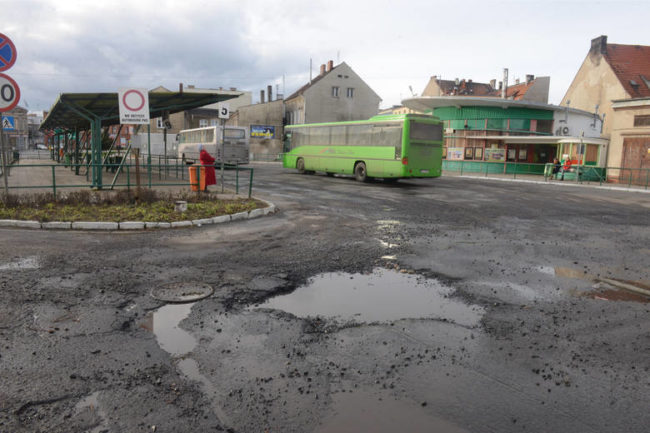 Znalezione obrazy dla zapytania uszkodzone jezdnie