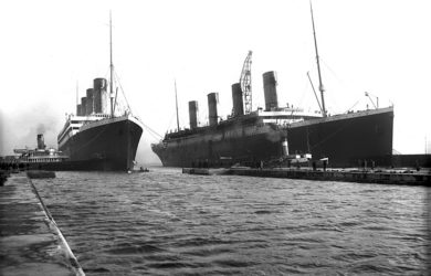 https://upload.wikimedia.org/wikipedia/commons/thumb/0/0e/Olympic_and_Titanic.jpg/800px-Olympic_and_Titanic.jpg