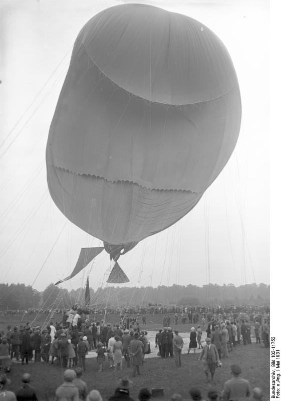 https://upload.wikimedia.org/wikipedia/commons/e/e8/Bundesarchiv_Bild_102-11752%2C_Augsburg%2C_Stratosph%C3%A4ren-Flug_mit_Ballon.jpg