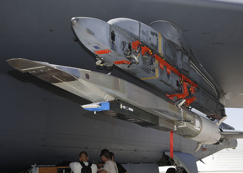 https://upload.wikimedia.org/wikipedia/commons/thumb/e/e5/X-51A_Waverider_on_B-52_2009.jpg/800px-X-51A_Waverider_on_B-52_2009.jpg