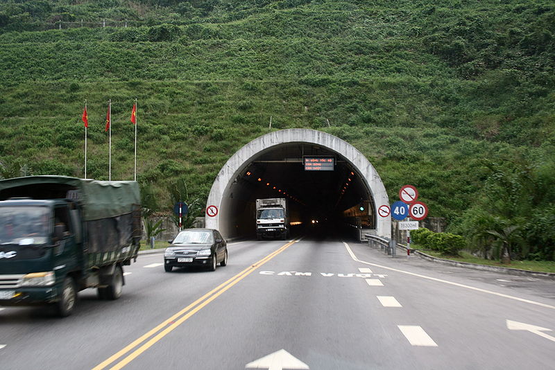 https://upload.wikimedia.org/wikipedia/commons/thumb/6/62/Hai_Van_Tunnel_North_Entrance.jpg/800px-Hai_Van_Tunnel_North_Entrance.jpg
