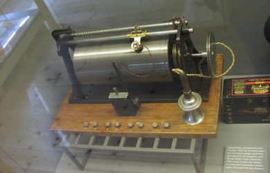 https://upload.wikimedia.org/wikipedia/commons/thumb/f/f9/Telegrafon_8154.jpg/1024px-Telegrafon_8154.jpg