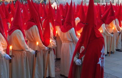 Obraz zawierający taniec, osoba, czerwony, podłoże Opis wygenerowany automatycznie