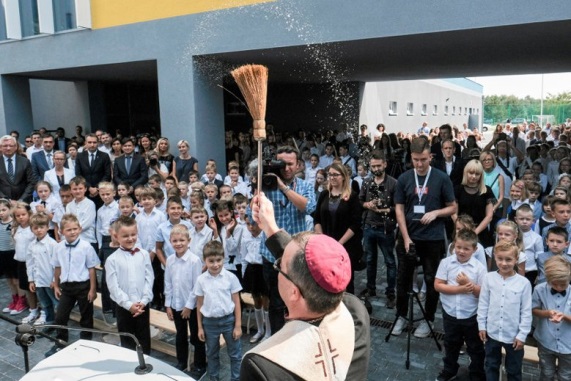 C:\Users\Piotr\Pictures\Saved Pictures\otwarcie roku szkolnego.jpg