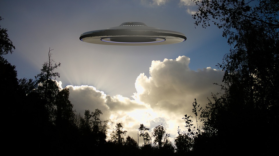 Ufo, Las, Kolaż, Inwazja
