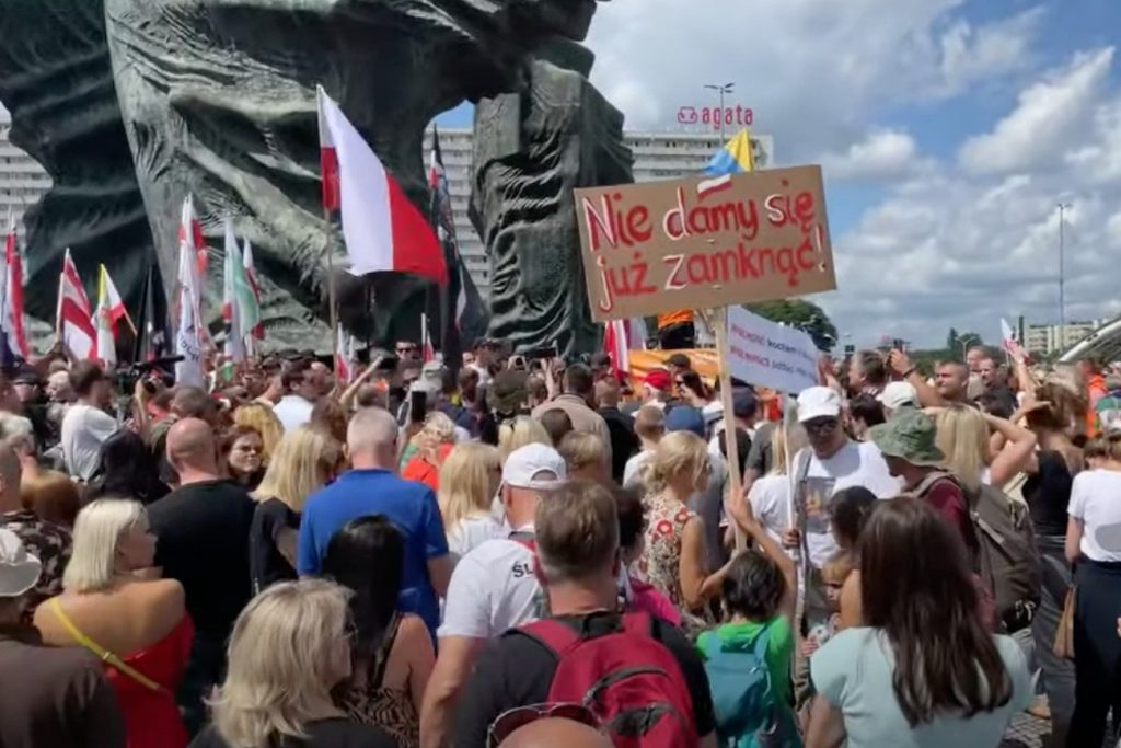 Antyszczepionkowcy z całej Polski zjechali do Katowic. Tysiące ludzie protestowało przeciw obostrzeniom.