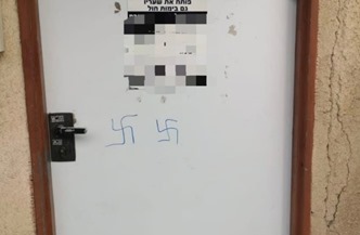 Obraz zawierający tekst, toaleta, brudneOpis wygenerowany automatycznie