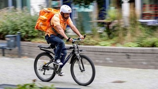Obraz zawierający zewnętrzne, rower, jazda, osobaOpis wygenerowany automatycznie