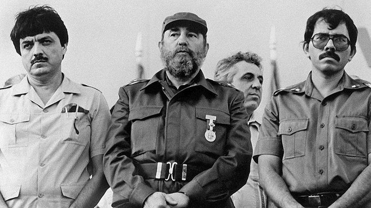 Sergio Ramírez ramię w ramię z Fidelem Castro  i Danielem Ortegą.