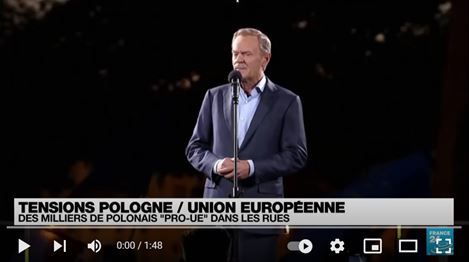 Może być zdjęciem przedstawiającym 1 osoba i tekst „TENSIONS POLOGNE UNION EUROPEENNE DES MILLIERS DE POLONAIS "PRO-UE" DANS LES RUES 0:00/1 ٦٦”