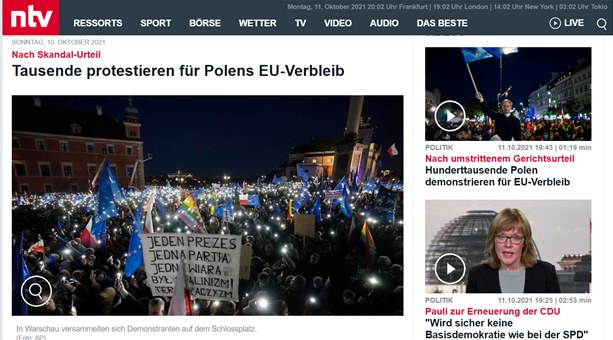 Może być zdjęciem przedstawiającym 1 osoba, stoi i tekst „SPORT BORSE WETTER ntv RESSORTS SONNTAG 0 OKTOBER.2021 Nach Skandal-Urteil Tausende protestieren für Polens EU-Verbleib TV VIDEO AUDIO DAS BESTE LIVE POLITIK 11.10.2021 19:43 01:19 min Nach umstrittenem Gerichtsurteil Hunderttausende Polen demonstrieren ur EU-Verbleib JEDEN PREZES JEDNAPARTIA JEDN WIARATE BYL Warschau versammetten ich Demonstranten Û auf dem Schiossplatz POLITIK 11.10.2021 19:25 02:53 min Paull zur Erneuerung der CDU "Wird sicher keine Basisdemokratie wie bei der SPD"”