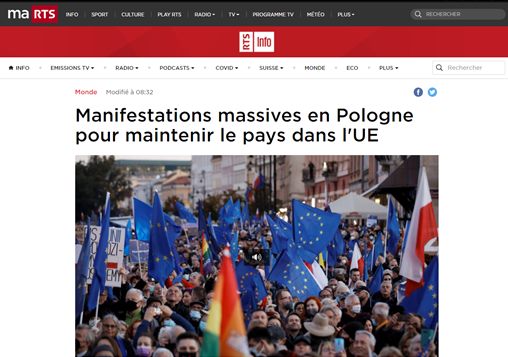 Może być zdjęciem przedstawiającym 2 osoby, ludzie stoją i tekst