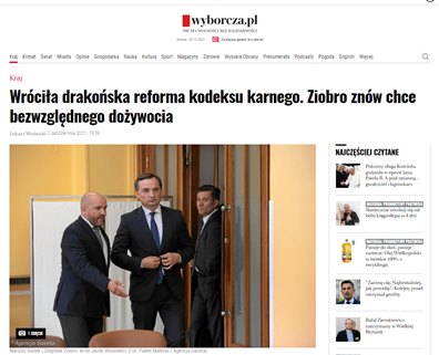 Może być zdjęciem przedstawiającym 3 osoby, ludzie stoją i tekst