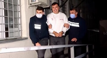 Może być zdjęciem przedstawiającym 3 osoby, ludzie stoją i w budynku