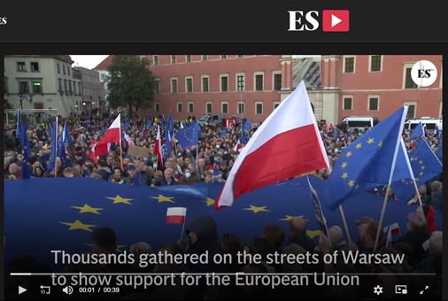 Może być zdjęciem przedstawiającym co najmniej jedna osoba i tekst „ESD ES က ES Thousands gathered on the streets of Warsaw toshow 00:39 support for the European Union 00:01 00:01/00:39”