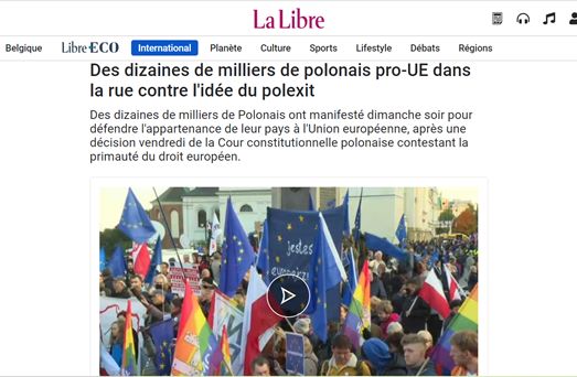 Może być zdjęciem przedstawiającym co najmniej jedna osoba i tekst „Belgique La Libre LibreECO Interational Planète Culture Sports Lifestyle Débats Régions Des dizaines de milliers de polonais pro-UE dans la rue contre l'idée du polexit Des dizaines de milliers de Polonais ont manifesté dimanche soir pour defendre l'appartenance de leur pays l'Union européenne, apres une décision vendredi de la Cour constitutionnelle polonaise contestant la primauté du droit européen. estes”