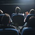 Siedzenia i ludzie w kinie