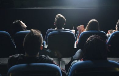 Siedzenia i ludzie w kinie