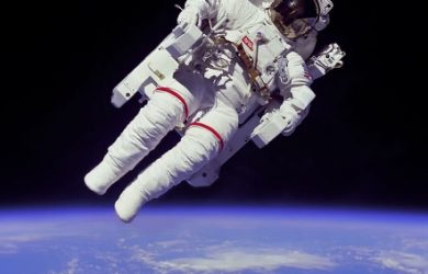 Obraz zawierający skafander ciśnieniowy, automat Opis wygenerowany automatycznie