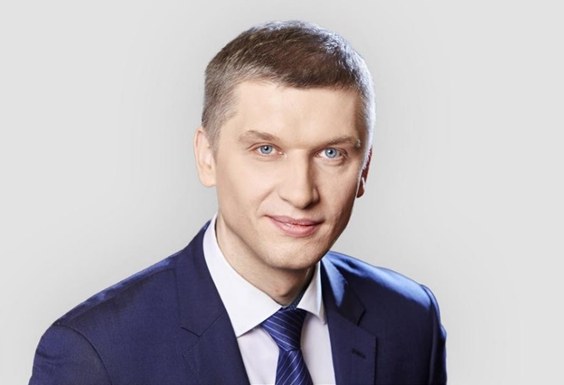Obraz zawierający osoba, krawat, mężczyzna, kostiumOpis wygenerowany automatycznie