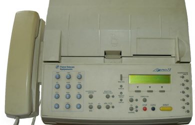 Obraz zawierający sprzęt elektroniczny, biały, powielacz Opis wygenerowany automatycznie