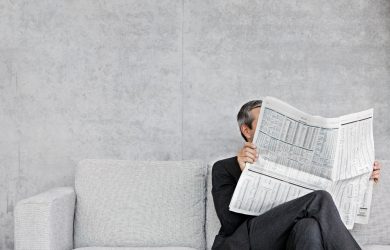 Osoba czytająca gazety