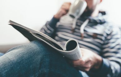 Mężczyzna czytający czasopismo