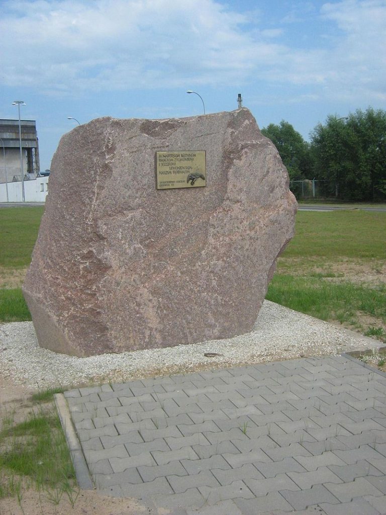 Obraz zawierający budynek, zewnętrzne, trawa, podłożeOpis wygenerowany automatycznie