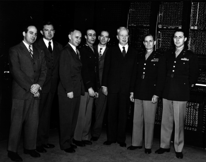 Obraz zawierający osoba, pozujący, stojące, grupaOpis wygenerowany automatycznie