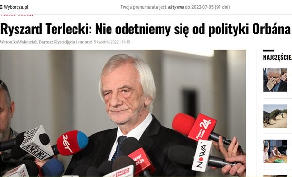 Obraz zawierający tekst, wewnątrz, osobaOpis wygenerowany automatycznie