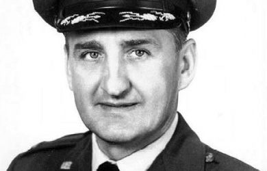 Obraz zawierający mundur wojskowy, osoba, noszenie, mężczyzna Opis wygenerowany automatycznie