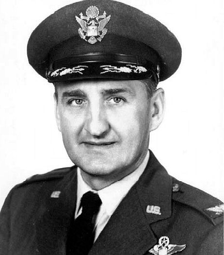 Obraz zawierający mundur wojskowy, osoba, noszenie, mężczyznaOpis wygenerowany automatycznie