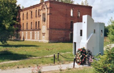 Obraz zawierający trawa, zewnętrzne, niebo, drzewo Opis wygenerowany automatycznie