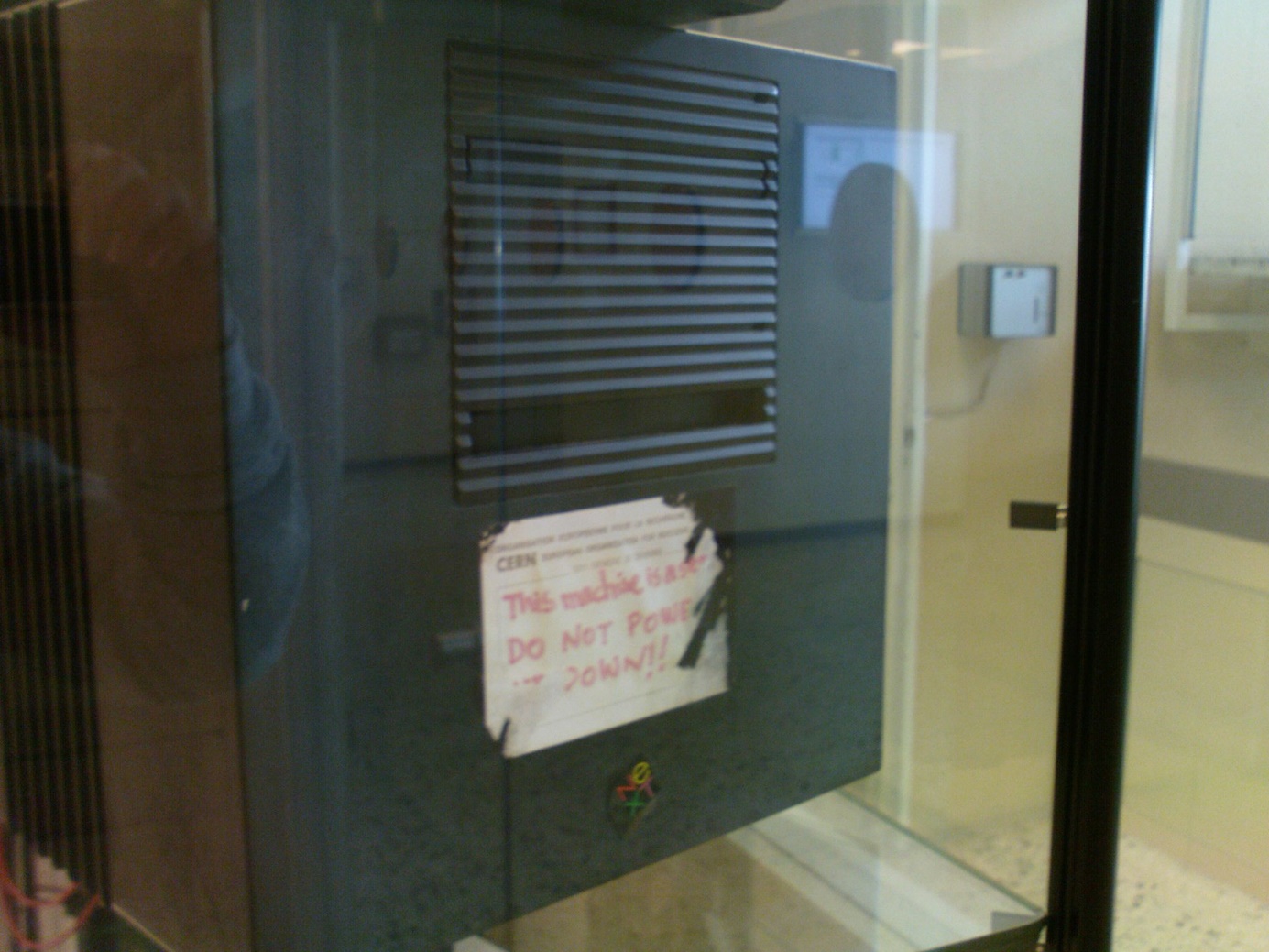 Obraz zawierający wewnątrz, drzwiOpis wygenerowany automatycznie