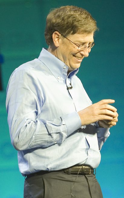 Obraz zawierający osoba, mężczyzna, ręka Opis wygenerowany automatycznie