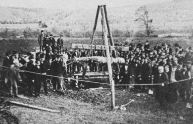 Obraz zawierający zewnętrzne, trawa, stare, czarny Opis wygenerowany automatycznie