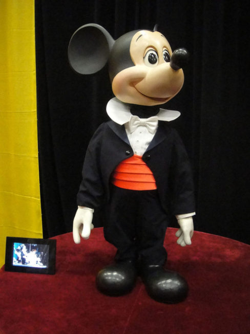 Obraz zawierający wewnątrz, czerwony Opis wygenerowany automatycznie