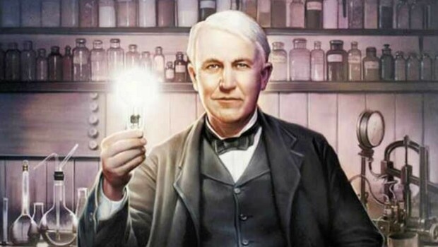 Obraz zawierający tekst, osoba, wewnątrz, mężczyznaOpis wygenerowany automatycznie