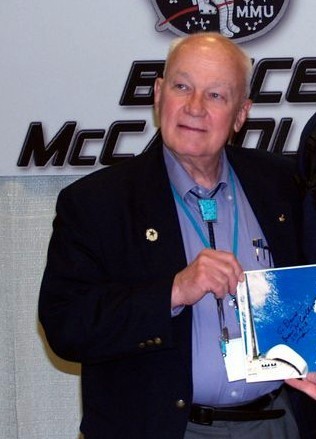 Obraz zawierający tekst, osoba, mężczyzna, wewnątrzOpis wygenerowany automatycznie