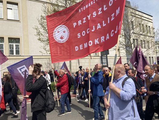 Może być zdjęciem przedstawiającym 9 osób i Brama Brandenburska