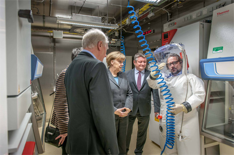 RKI - Specialised Laboratories - Pictures of the inauguration with the  German Chancellor Angela Merkel in February 2015