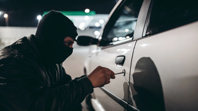 Obraz zawierający pojazd, osoba, Pojazd lądowy, samochódOpis wygenerowany automatycznie